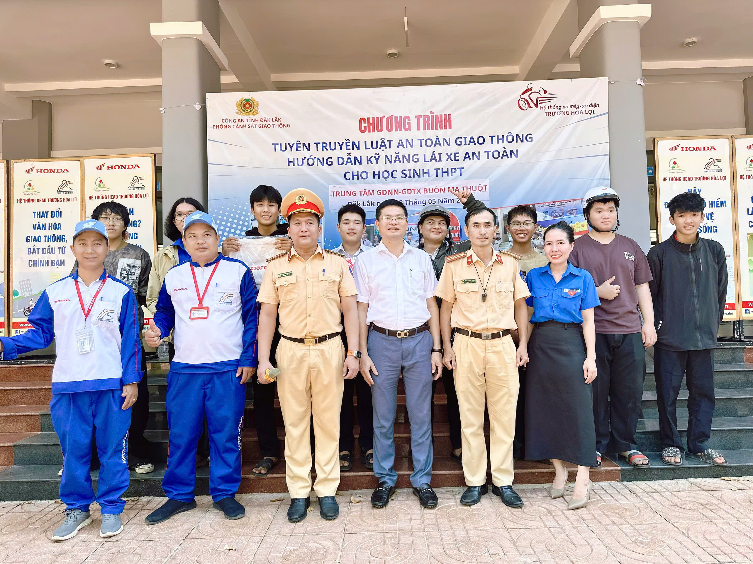 TRUNG TÂM GDNN - GDTX BUÔN MA THUỘT TỔ CHỨC TUYÊN TRUYỀN AN TOÀN GIAO THÔNG VÀ HƯỚNG DẪN KỸ NĂNG LÁI XE AN TOÀN CHO HỌC VIÊN