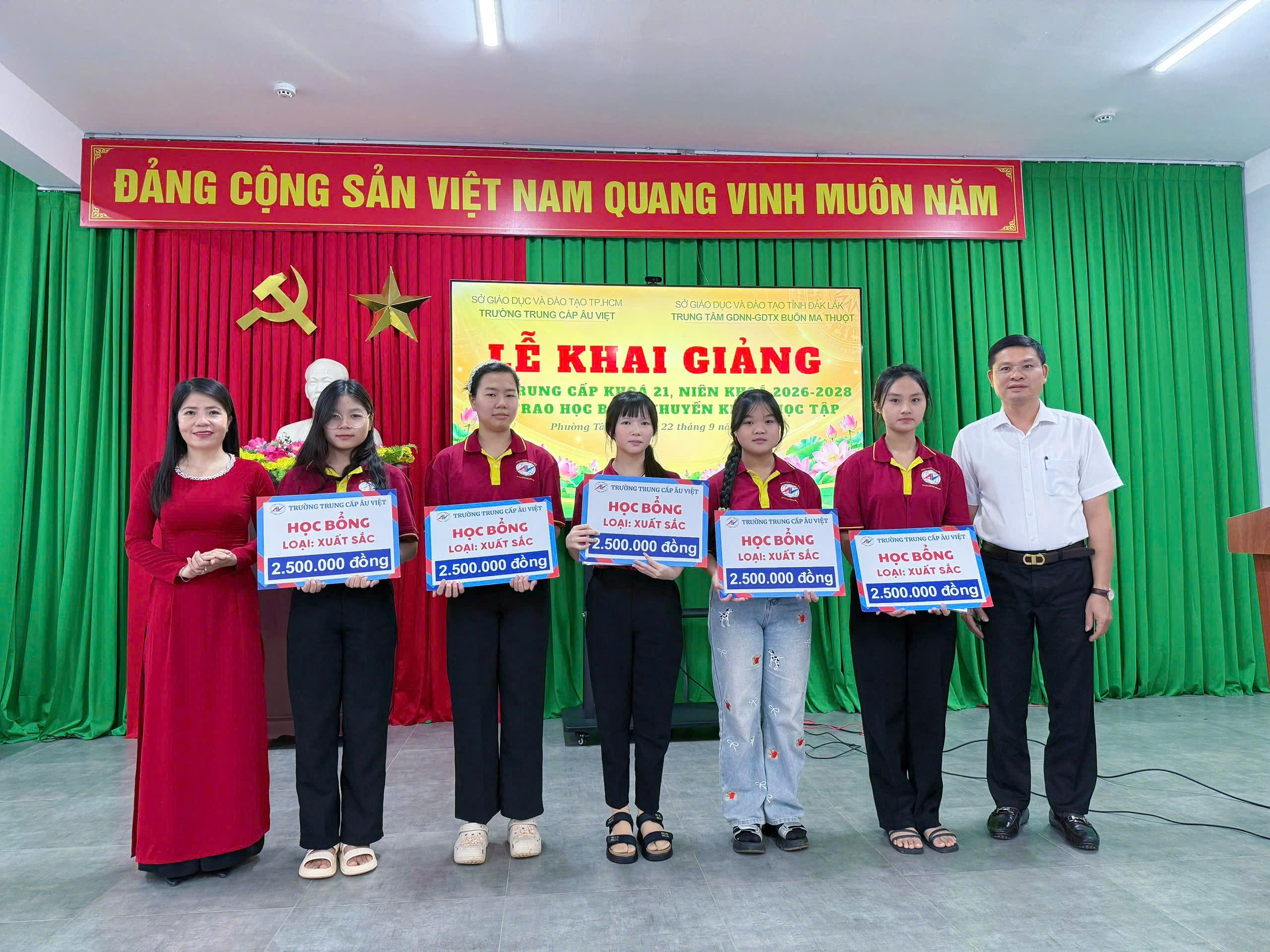 LỄ KHAI GIẢNG LỚP TRUNG CẤP KHÓA 21 NIÊN KHÓA 2026-2028 VÀ TRAO HỌC BỔNG HỌC SINH XUẤT SẮC KHÓA 20