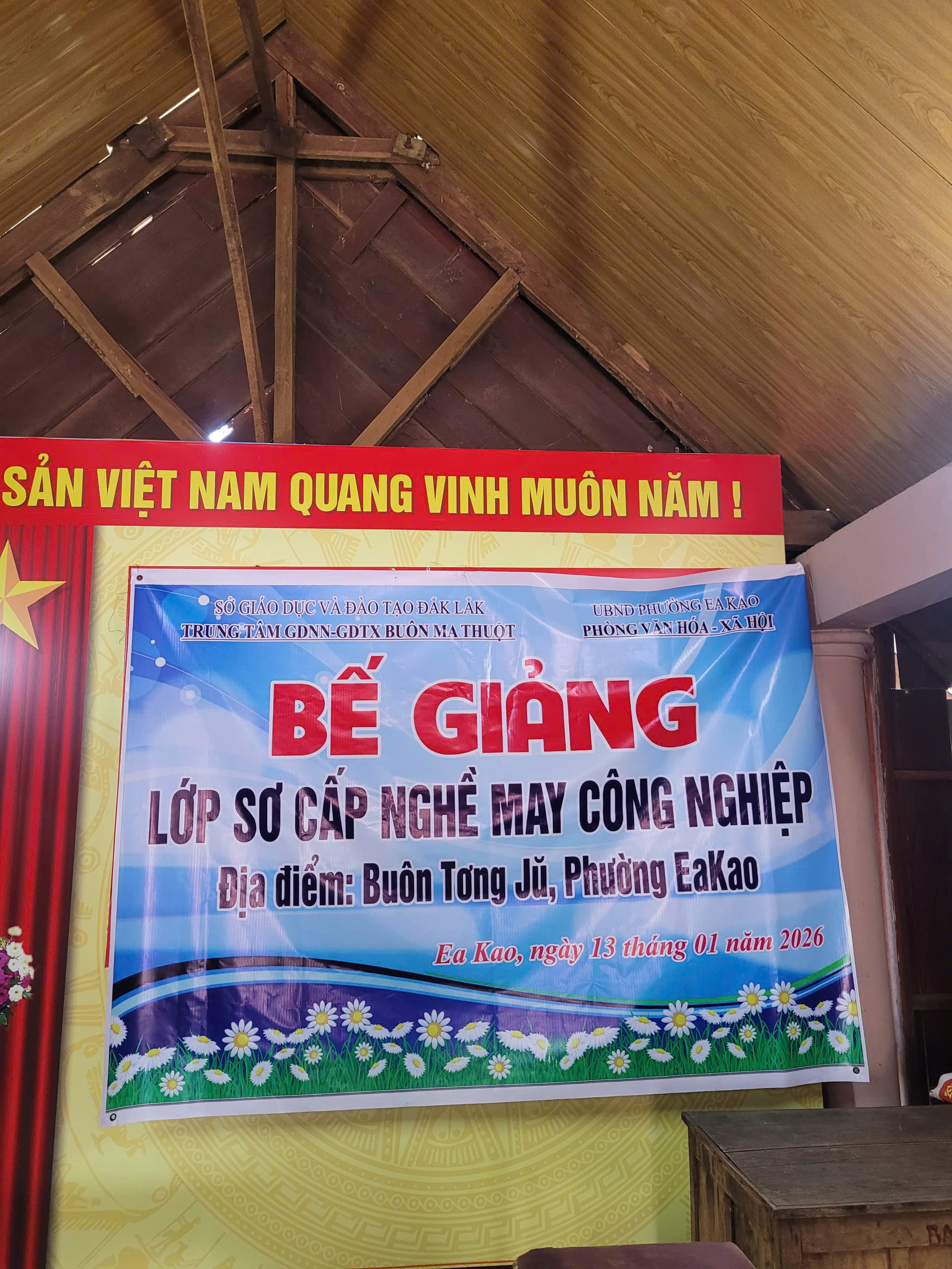 BẾ GIẢNG LỚP SƠ CẤP NGHỀ MAY CÔNG NGHIỆP TẠI PHƯỜNG EA KAO